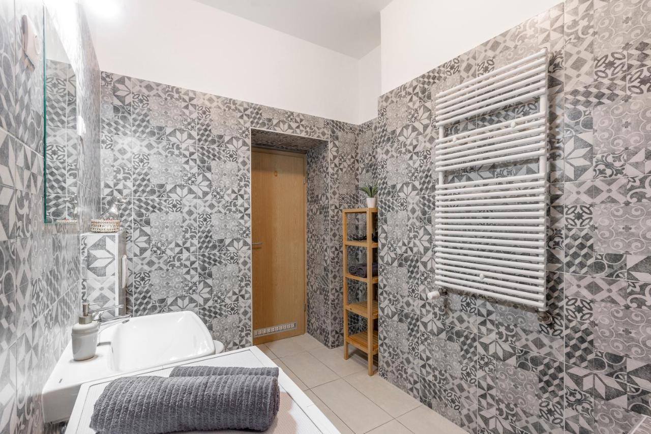 Central Gozsdu Apartment In The Party Street Budapest Exterior photo